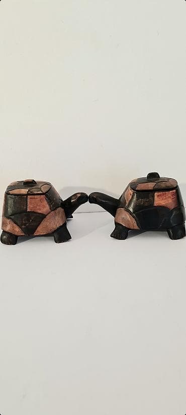 Ureznice: - Po jednoj ceni, na prodaju dve drvene kutijice u obliku kornjača. - — 2