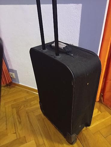 sat za ruku: Veliki kofer na točkićima sa teleskopskom ručkom. OKO 75 40 25. dob — 10
