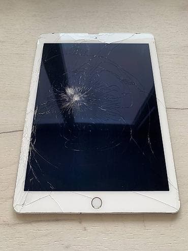 IPad Air 2 64GB iCloud otključan Slupan ekran Pali i daje znake