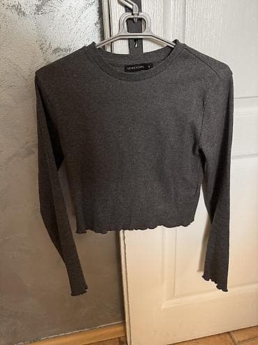 Top na duge rukave 
odgovara s velicini 
tamno siva boja