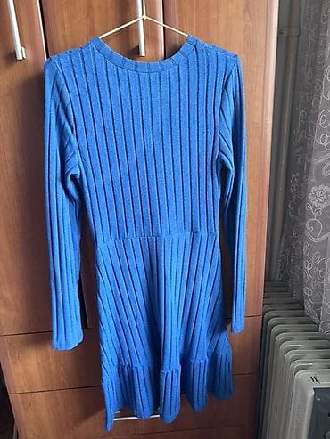 Kućna odeća: Plavo rebrasto džemper-haljina - Model: pletena haljina sa dugim — 2