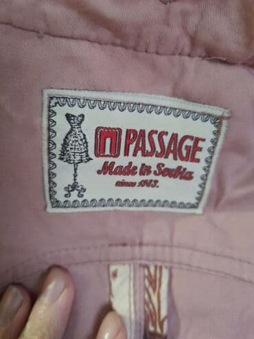 tenisice sa etiketom: PASSAGE ženska jakna – Made in Serbia - Brend: PASSAGE (etiketa „Made — 1