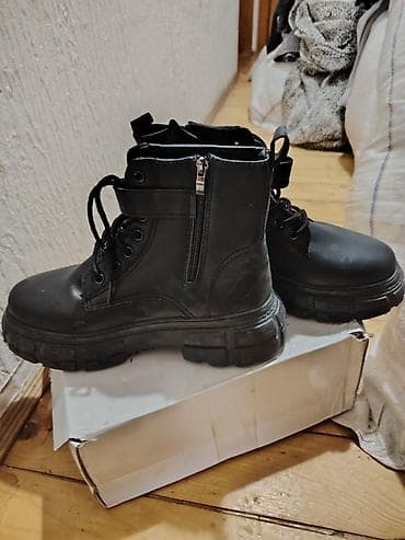 obuca novi pazar: Crne kožne/eko-kožne gležnjače sa debelim đonom - Model: unisex — 3