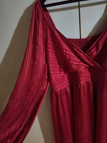 red 87: Crvena haljina sa dugim rukavima i V/umaknutim preklopljenim izrezom — 2