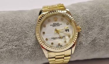 fossil ženski sat: Satovi
Cena 2600din
Dobija se u kutiji — 2