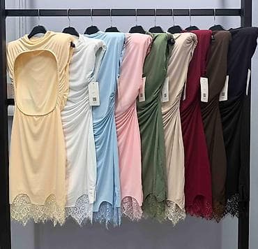 pull i bear: Elegantna mini haljina s otvorenim leđima i čipkastim porubom
2900
Din — 3