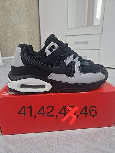 Nike Air patike – crno‑siva kombinacija sa neon žutim detaljima na