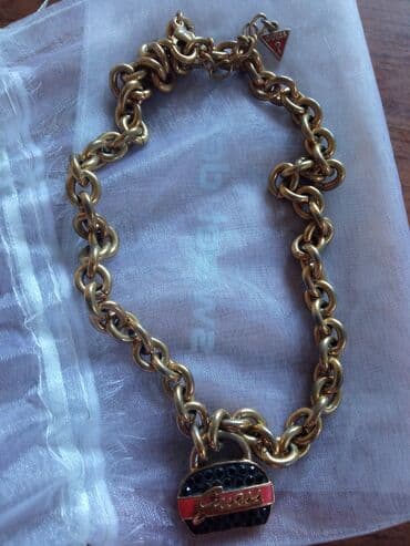 Ogrlica sa priveskom, Guess