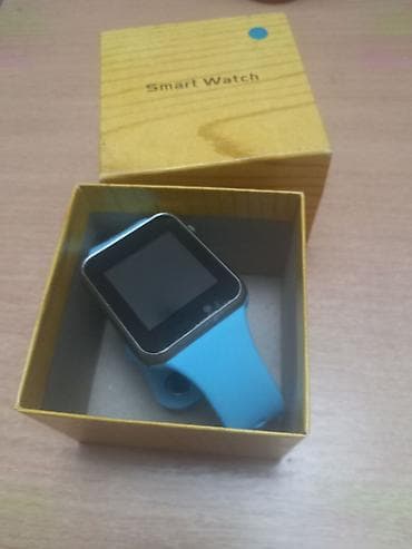 alexander mcqueen patike usce: Pametni sat sa kvadratnim ekranom i plavom silikonskom narukvicom — 2