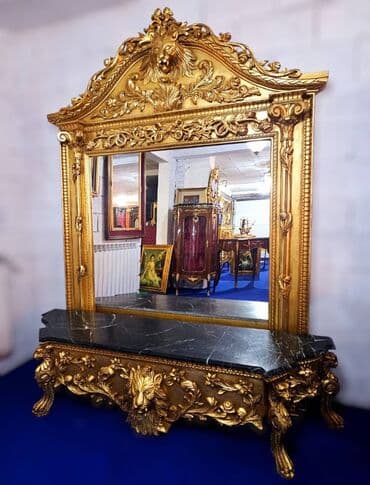 Ukrasno ogledalo sa postoljem, bogato ukrašeno detaljnim rezbarijama u