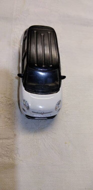 gramofonske ploce nis: Mondo motors Fiat 500L, 1:43, naprslo z. staklo, z. zmigavci nisu — 2