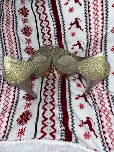 Zlatne salonke sa šljokicama – Perla - Brend: Perla - Model: klasične na lalafo.rs Zlatne salonke sa šljokicama – Perla - Brend: Perla - Model: klasične