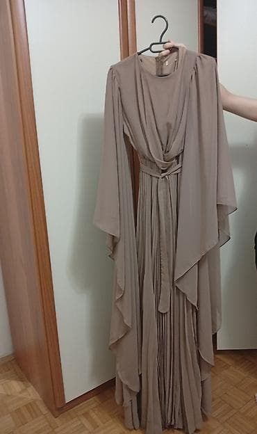 duge letnje suknje: Duga elegantna haljina u boji taupe (pesak/kakao). - Model: maxi — 1