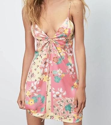 Ženska mini haljina na bretele – cvetni patchwork print - Kroj: mini