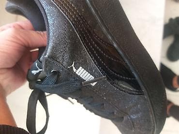 Puma patike – klasičan model sa niskim profilom, crne boje. Gornjište