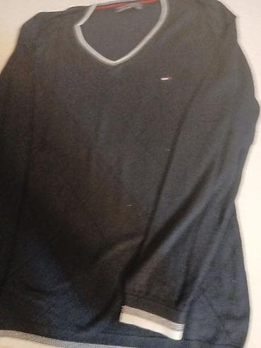 dzemper na pruge: Muški džemper sa V-izrezom, tamnoplave boje. - Diskretan sitni logo — 3