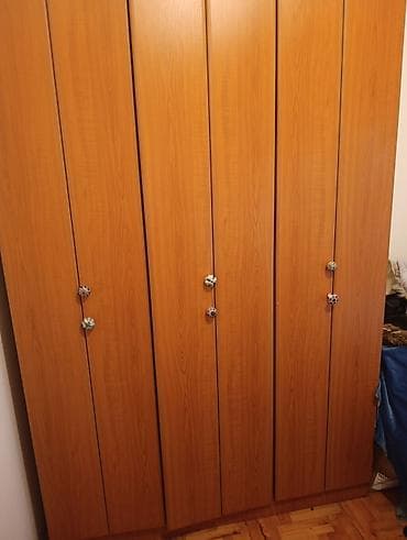 jeftin namestaj pancevo: Plakar sa 6 krila, toplo drvo dekor (boja bukve/hrasta), ravnih linija — 1