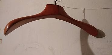 Drvena vesalica ocuvana.Dimenzije:Donji razmak 45,gornji poluobim 55 na lalafo.rs Drvena vesalica ocuvana.Dimenzije:Donji razmak 45,gornji poluobim 55