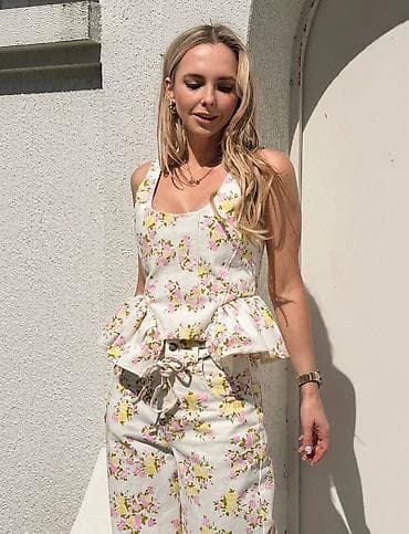 una latina komplet: Damski komplet – top sa peplum detaljem i široke pantalone - — 7