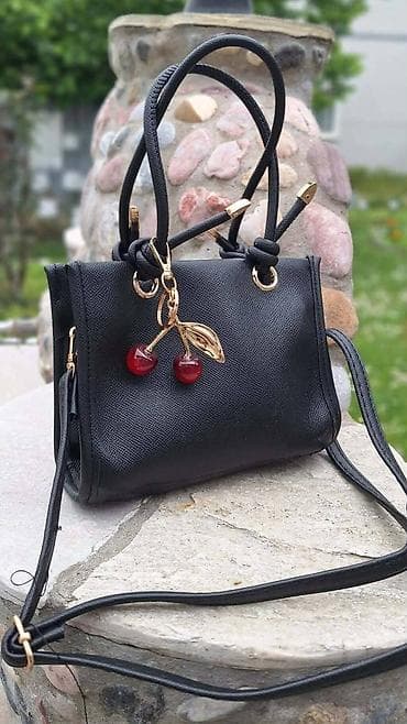 mona mala crna torba: Ženska torba sa visećim privezakom trešanja - Model: mini/compact — 4