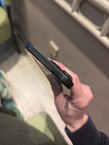 Mobile Phones & Accessories: IPhone 16 Pro Max, 512 GB, crna boja. Detalji: - Kupljen i aktiviran — 6