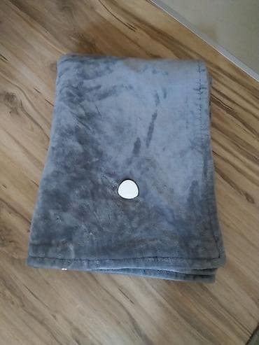 Siva plišana deka/ćebe - Materijal: mekani, baršunasti mikrofiber