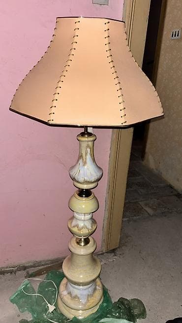 Podna stara lampa sa abažurom klasičnog dizajna,masivna dosta.visine