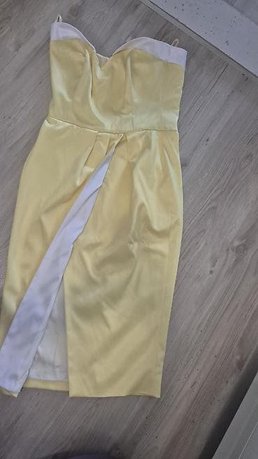 Elegantna midi haljina bez naramenica u nežno žutoj boji sa belim na lalafo.rs Elegantna midi haljina bez naramenica u nežno žutoj boji sa belim