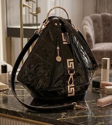 Elegantna ženska torba – lak crna koža sa zlatnim detaljima - na lalafo.rs Elegantna ženska torba – lak crna koža sa zlatnim detaljima -