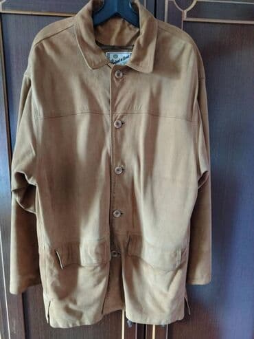 Muška kožna jakna u kamel boji, izrađena od antilop kože. Jakna ima