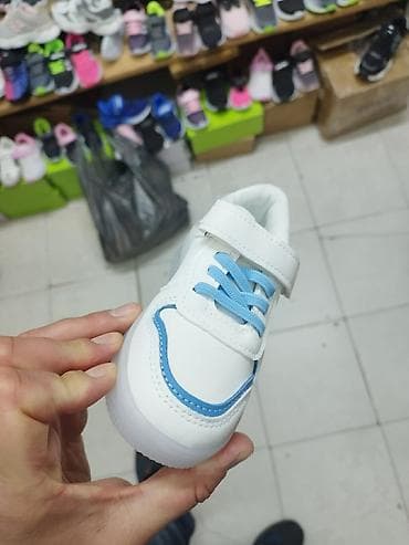 fly obuca: Dečije patike sa svetlećim đonom i motivima lika „Stitch/Angel”. Cena — 4