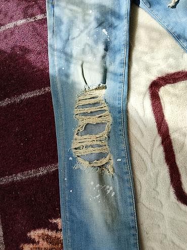 svecane bluze sa karnerima: Plave farmerke sa izbledelim “washed” efektom i izraženim — 1