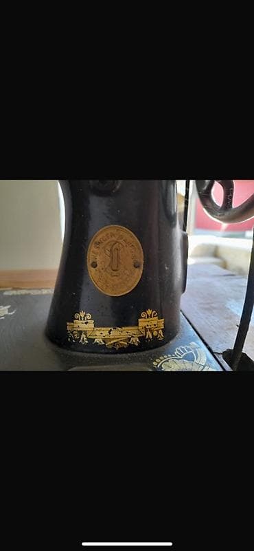 punjaci za laptop: Antikna Singer šivaća mašina sa stolom i nožnim pogonom (nudite cene — 4