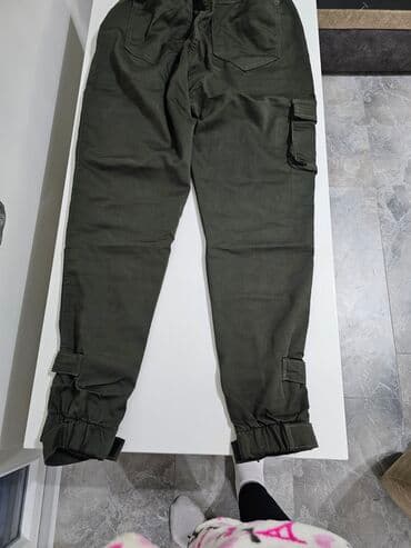 zara pantalone od eko koze: Muške cargo pantalone – tamno maslinasto zelene - Model: cargo/jogger — 2