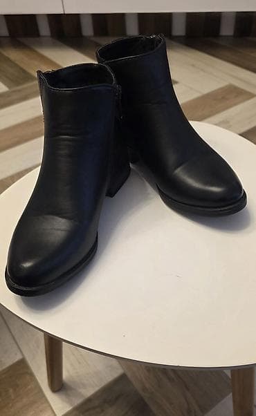 stradivarius gleznjace: Ženske crne gležnjače - Elegantne ravne gležnjače, klasične siluete - — 4