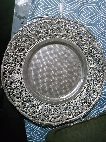 Set ukrasnih poslužavnika – filigranski okrugli tanjiri i pravougaona