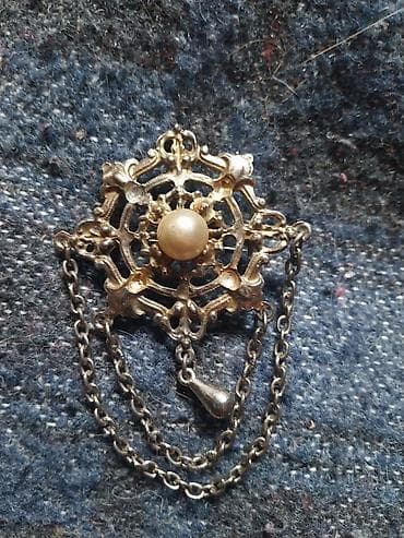 Vintage ukrasna broš-igla sa lančićima - Materijal: metal u zlatnoj na lalafo.rs Vintage ukrasna broš-igla sa lančićima - Materijal: metal u zlatnoj