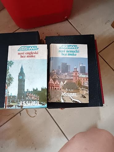 dva i po muskarca sa prevodom na srpski: ASSIMIL kompleti za učenje jezika – „Novi engleski bez muke“ i „Novi — 1