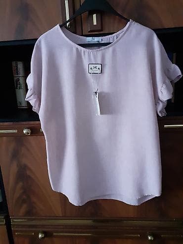 Bluzica svetloružičaste boje sa diskretnom teksturom. Model sa na lalafo.rs Bluzica svetloružičaste boje sa diskretnom teksturom. Model sa