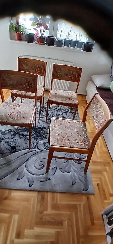 Matresses: Set od 4 drvene trpezarijske stolice sa tapaciranim sedištem i — 2