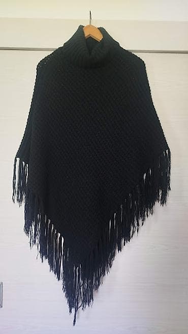 Sweatpants: Pleteno crno pončo sa rol-kragnom i resama - Model: asimetrični pončo — 1