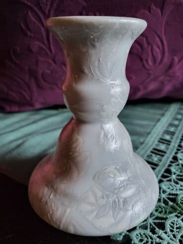 Stare vaze i dekor: Svecnjak nov porcelanski,rucni rad 80te. Visina. 11cm — 3