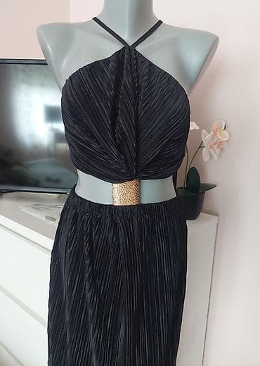 odece: Elegantna crna plisirana haljina sa zlatnim akcentom - Model: duga — 3
