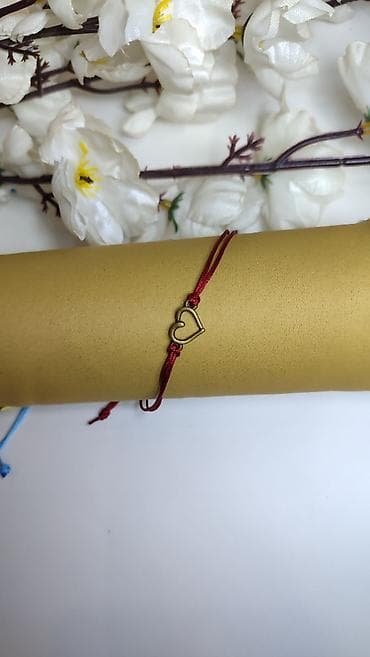 sat za prepisivanje: Narukvica sa priveskom srce – bordo konac - Elegantna minimalistička — 1