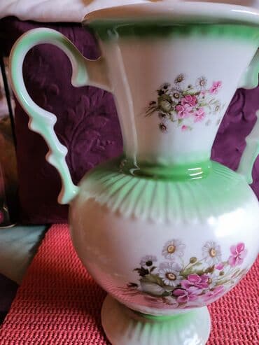 vaza sa cvecem crtez: Vaza nova iz 70ih. god. jugoporcelan. Visina. 27,5cm — 5