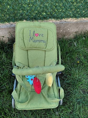 cam kadica sa postoljem: Zelena ležaljka/njihalica za bebe sa natpisom “I love Mommy”. - — 1