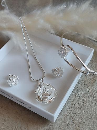 Set nakita – žig 925 Elegantni srebrni set sa floralnim motivom