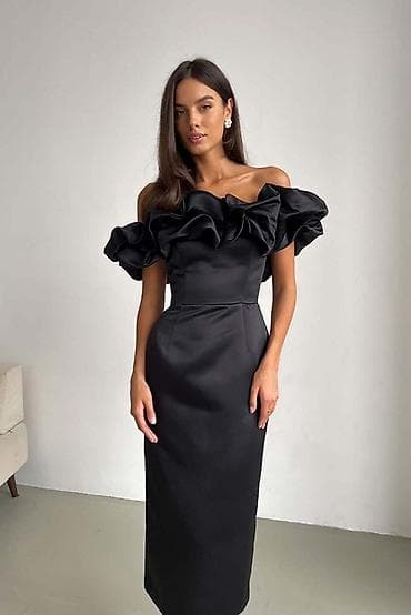 Haljine: Elegantna midi haljina sa karnerima na ramenima
1999 din
S M L — 4
