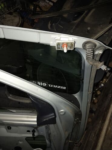 sigurnosni pojasevi za auto cena: U Nišu prodajem delove za Reno Megan 1,6. 16v.2002 godište.Leva,desna — 10