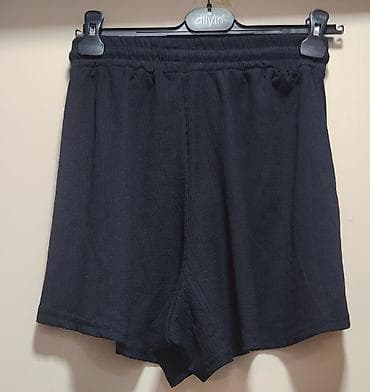Women's Pants, Jeans, Shorts: Crne ženske šorts-suknja (skort) - Boja: crna - Kroj: širok A-kroj sa — 2